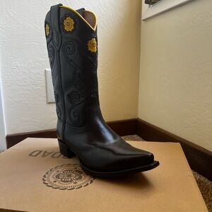 RANCH ROAD BOOTS WOMEN'S ROSETTE FLORAL EMBROIDERED WESTERN BOOTS - SNIP TOE